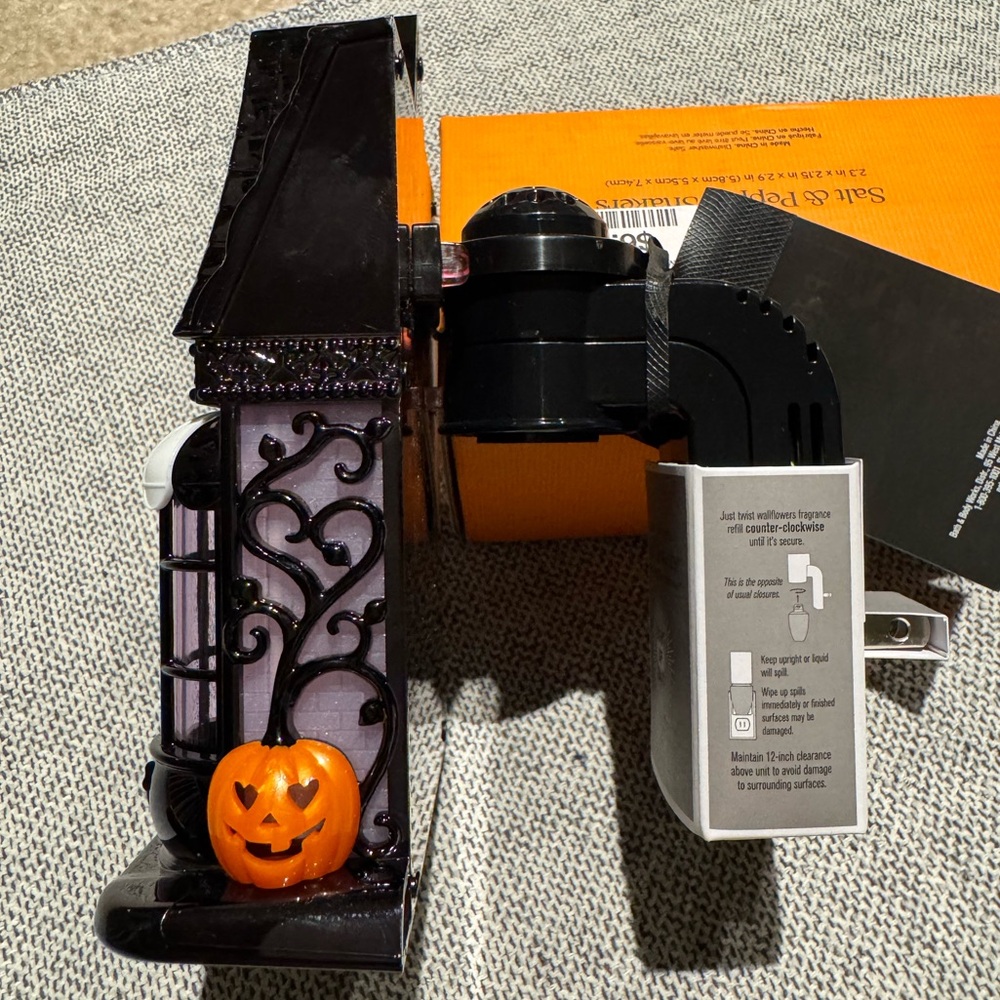 Bath & Body Works - Haunted House Projector - Wallflowers Home Fragrance Plug - Picture 7 of 11